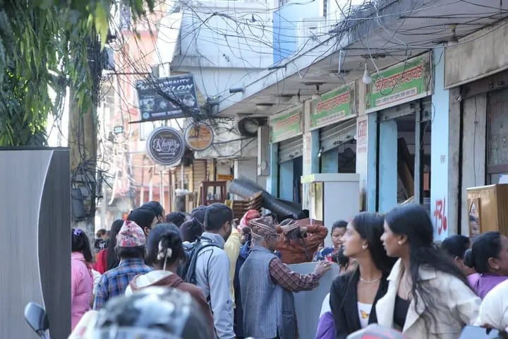 हेटौँडा बजारमा सडक विस्तारका लागि टास्कफोर्स खटिएपछि व्यवसायीहरु आतंकित, पसल खालीगर्न सस्तोमा सामान बिक्रि